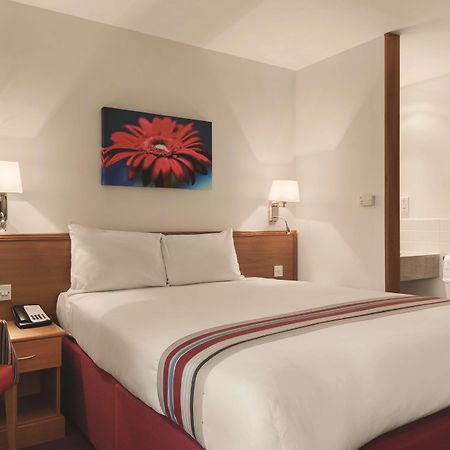 Ramada By Wyndham Cambridge Hotel Fen Drayton Exterior photo