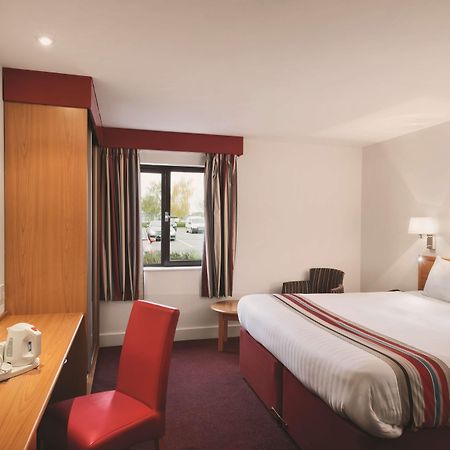 Ramada By Wyndham Cambridge Hotel Fen Drayton Exterior photo