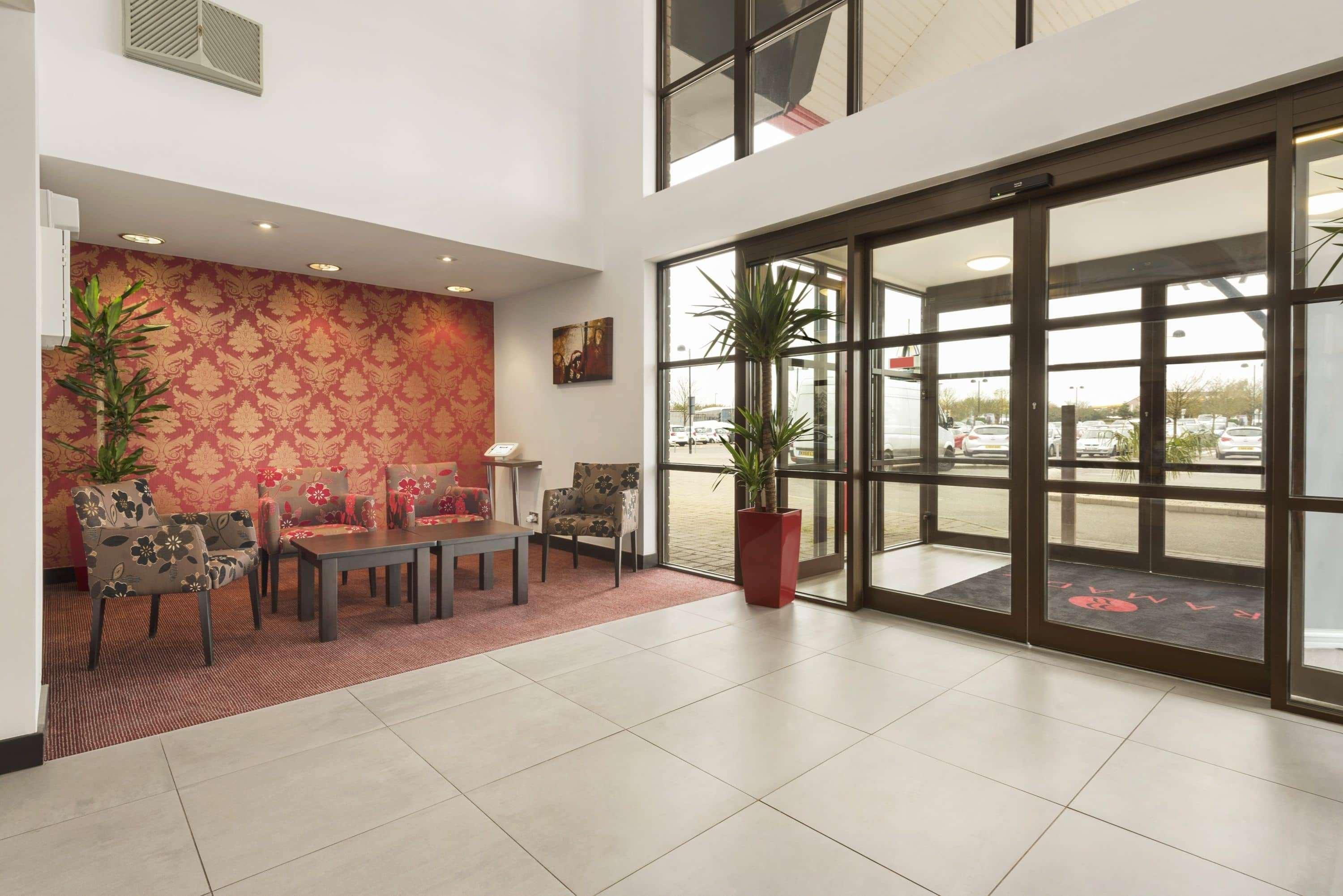 Ramada By Wyndham Cambridge Hotel Fen Drayton Exterior photo