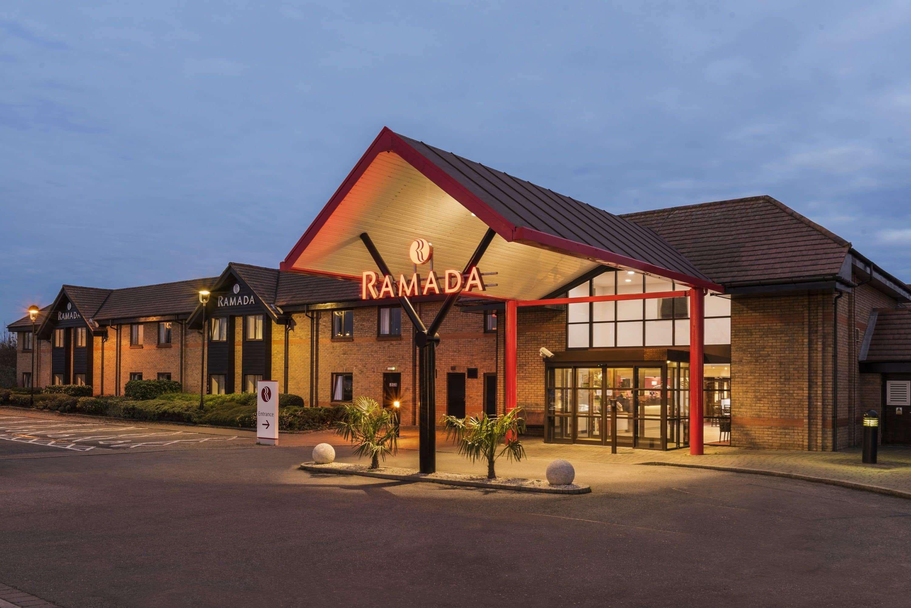 Ramada By Wyndham Cambridge Hotel Fen Drayton Exterior photo