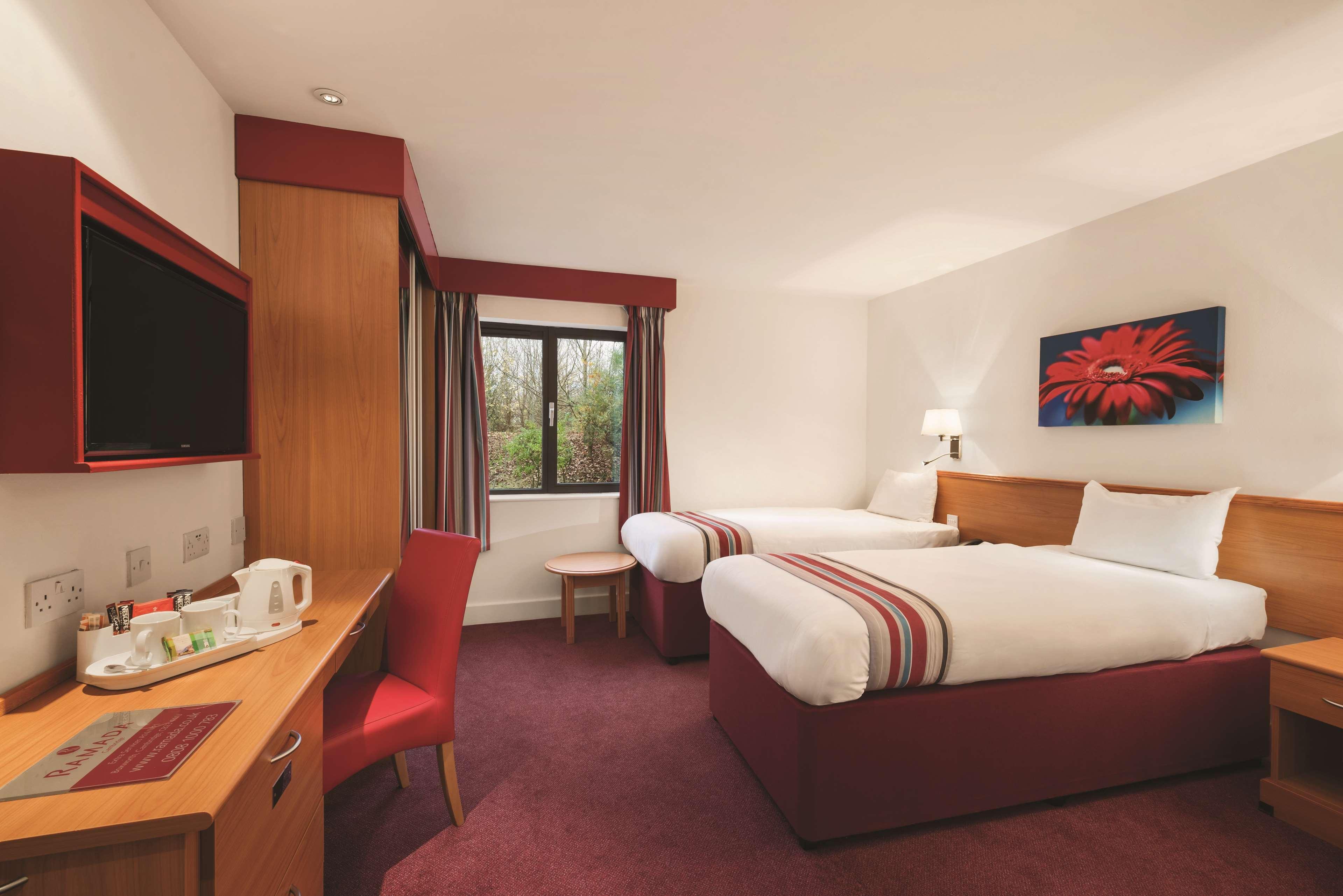 Ramada By Wyndham Cambridge Hotel Fen Drayton Exterior photo
