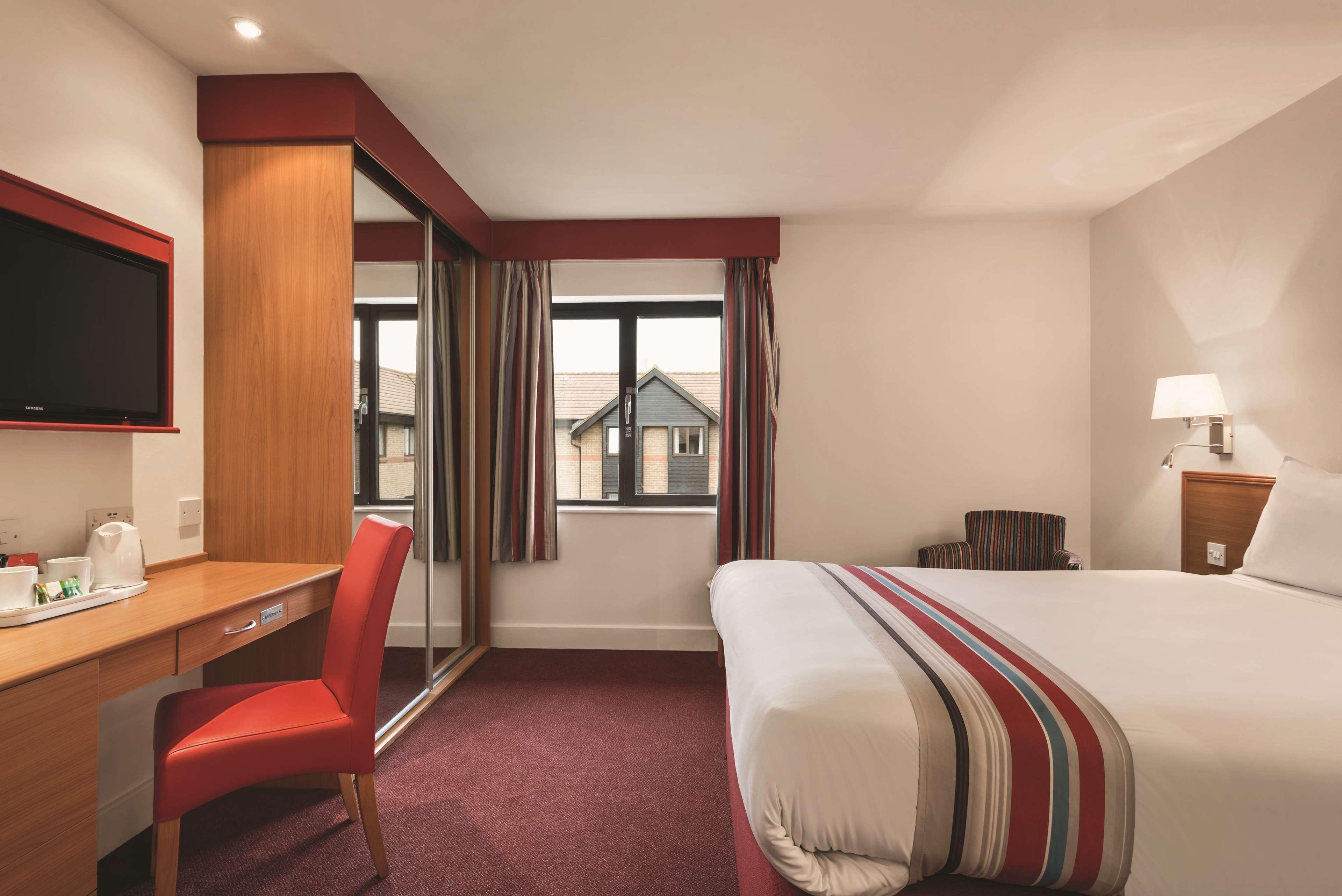Ramada By Wyndham Cambridge Hotel Fen Drayton Exterior photo