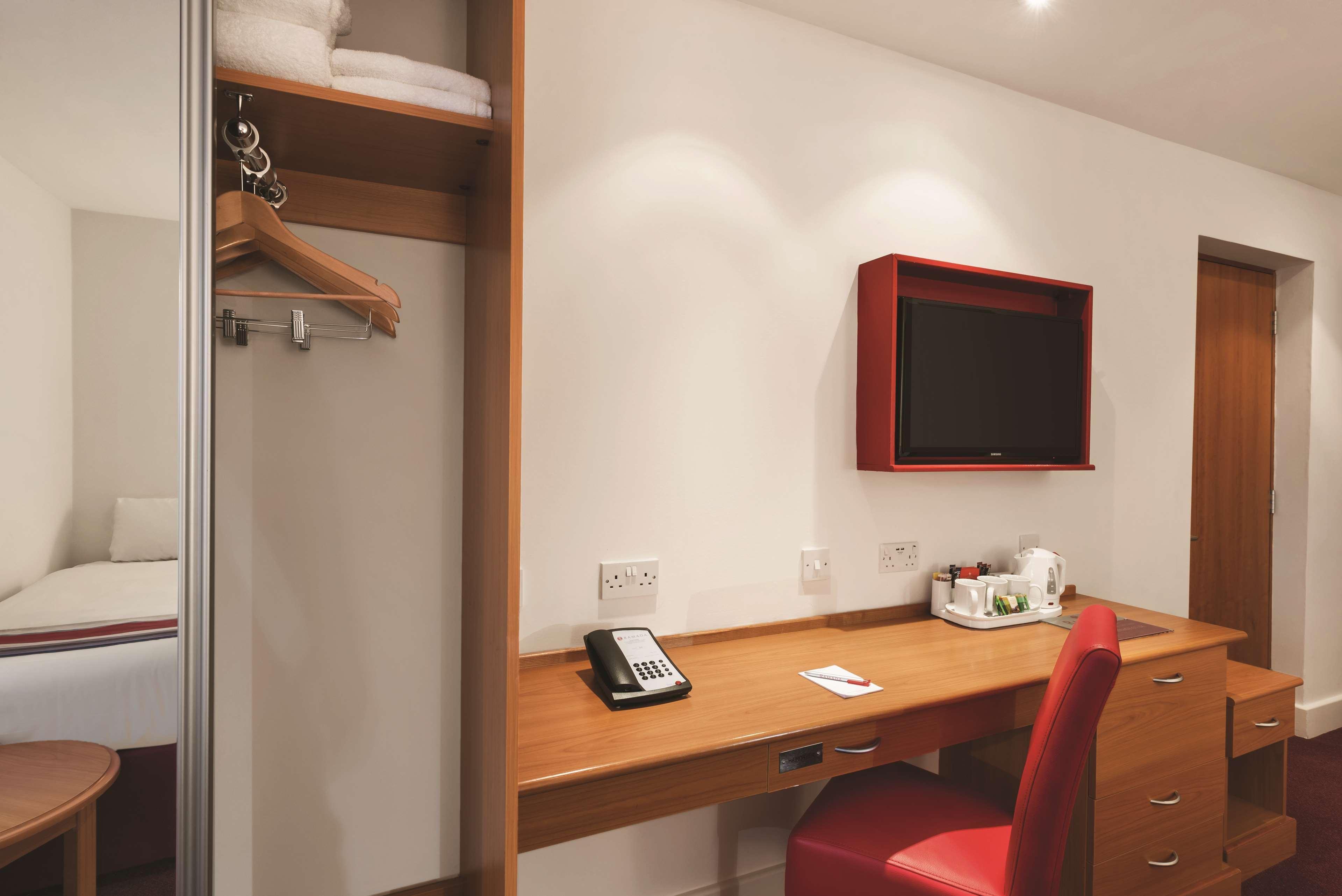 Ramada By Wyndham Cambridge Hotel Fen Drayton Exterior photo