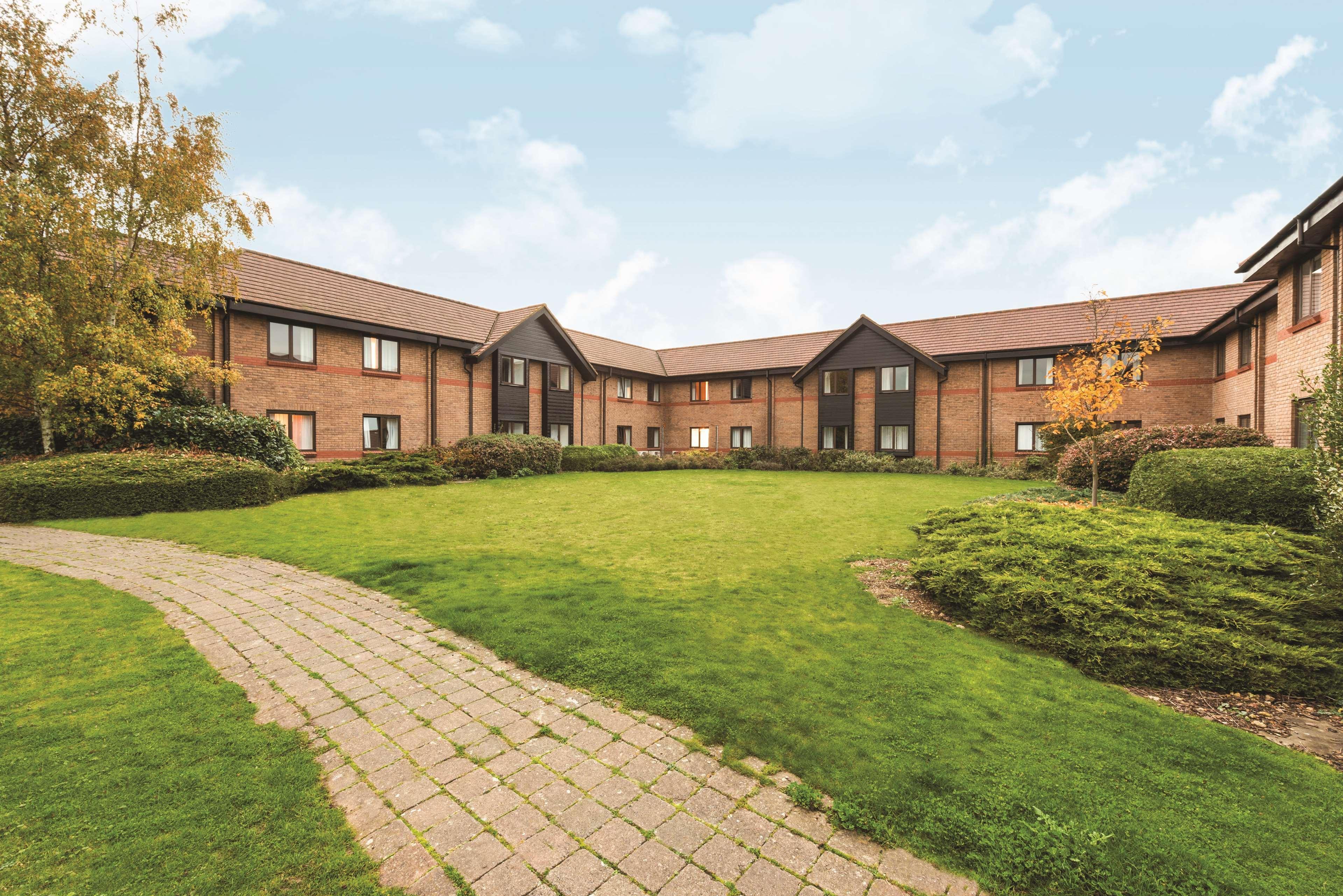 Ramada By Wyndham Cambridge Hotel Fen Drayton Exterior photo